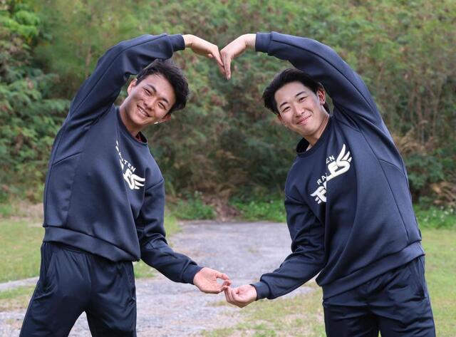 ハートのポーズを決める楽天ドラ１・藤原（左）とドラ２・伊藤（撮影・佐々木彰尚）