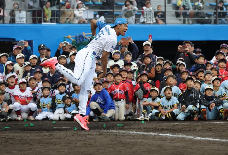 投球で柵越えを成功させる日本ハム・万波中正＝エナジックスタジアム名護（撮影・西岡正）