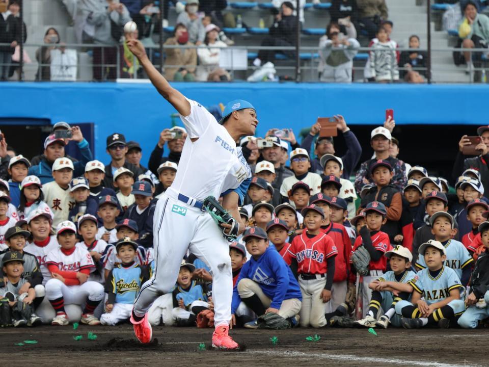 子供たちが見守る中、投球での柵越えに臨む日本ハム・万波中正＝エナジックスタジアム名護（撮影・西岡正）
