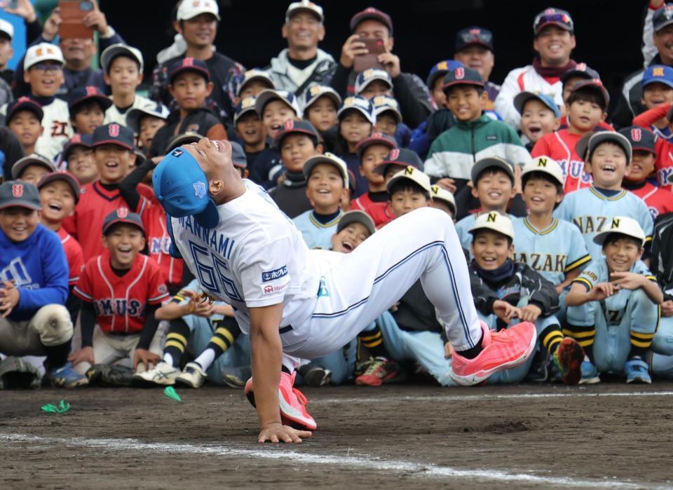 柵越えに失敗し、ずっこける日本ハム・万波中正＝エナジックスタジアム名護（撮影・西岡正）