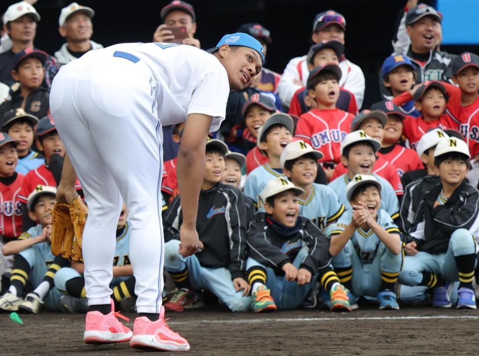 投球の柵越えを見届ける日本ハム・万波中正＝エナジックスタジアム名護（撮影・西岡正）