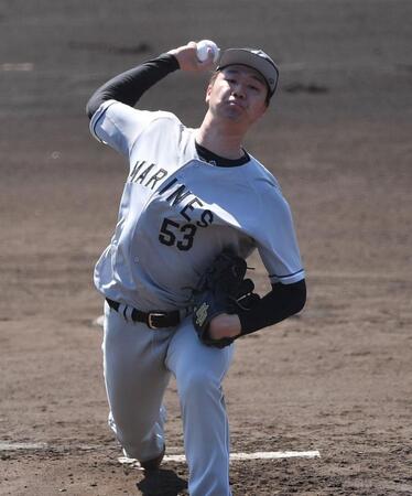 ムチのように右腕をしならせるロッテ・木村優人＝１４日、宜野湾（撮影・開出牧）