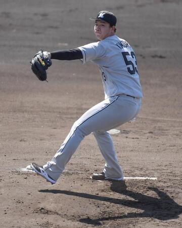脱力したフォームから伸びのあるストレートを投げるロッテ・木村優人＝１４日、宜野湾（撮影・開出牧）