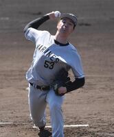 ムチのように右腕をしならせるロッテ・木村優人＝１４日、宜野湾（撮影・開出牧）