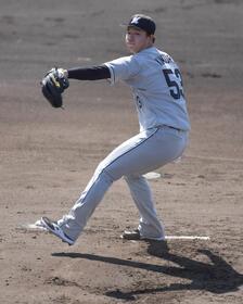 脱力したフォームから伸びのあるストレートを投げるロッテ・木村優人＝１４日、宜野湾（撮影・開出牧）