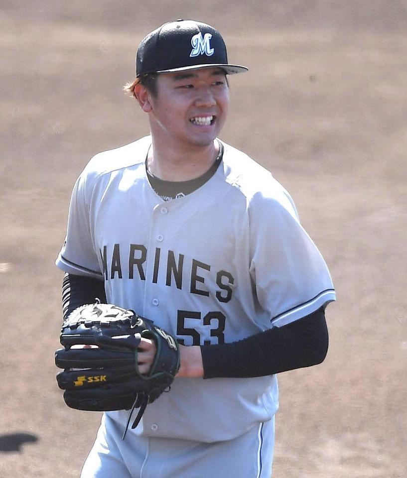 隠しきれない笑顔に手応えがうかがえる。初回を無失点に抑え笑顔でベンチへ引き揚げるロッテ・木村優人＝１４日、宜野湾（撮影・開出牧）