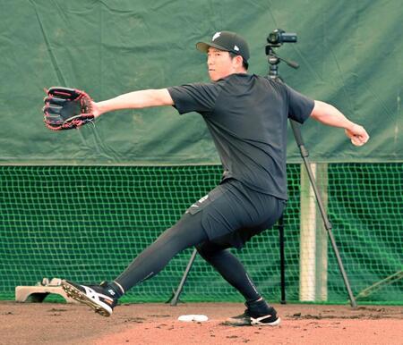 全盛期のダイナミックな投球フォームを取り戻すために黙々とブルペンで投げ込む巨人・戸郷翔征＝１９日、那覇（撮影・開出牧）