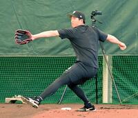 全盛期のダイナミックな投球フォームを取り戻すために黙々とブルペンで投げ込む巨人・戸郷翔征＝１９日、那覇（撮影・開出牧）
