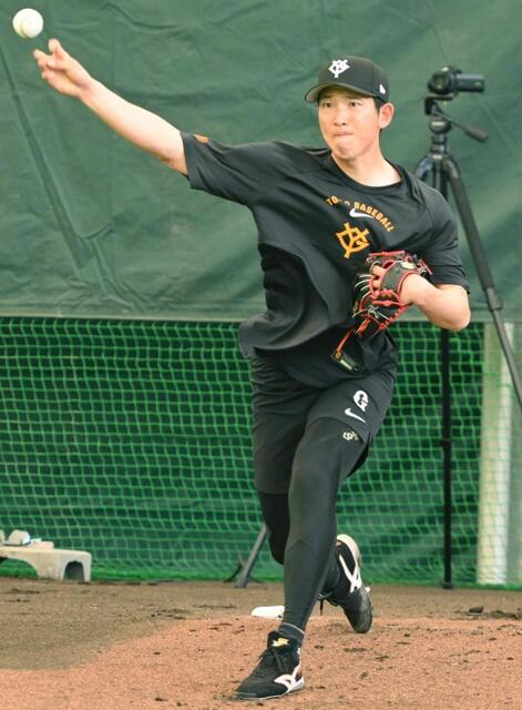 本来の投球フォームを取り戻ために、ブルペンでピッチングをする巨人・戸郷翔征＝１９日、那覇（撮影・開出牧）