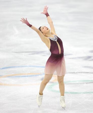 銀メダルを獲得した坂本花織＝１９日、ミラノアイススケートアリーナ（撮影・吉澤敬太）