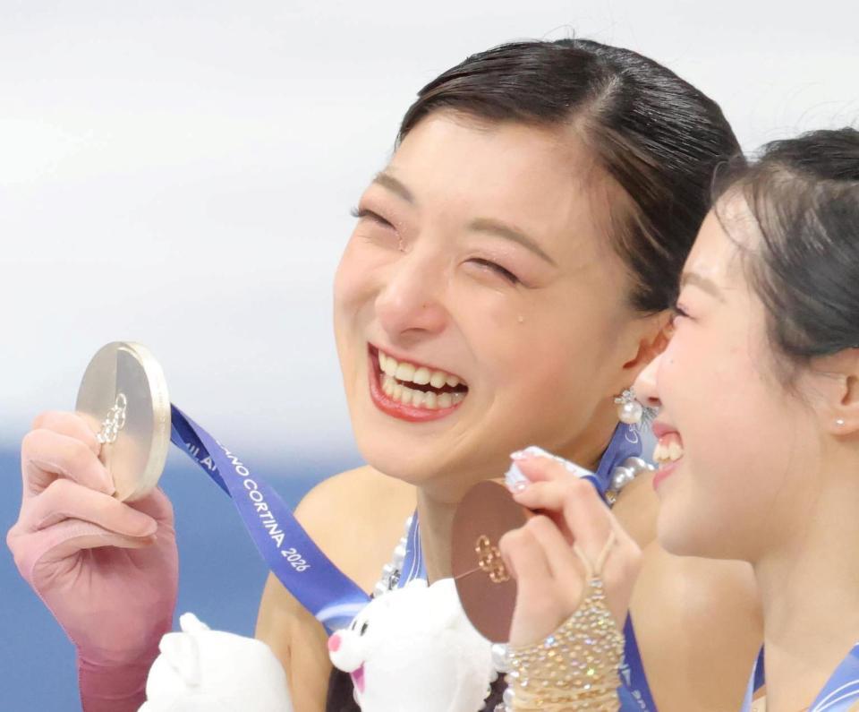 銀メダルを獲得し、涙を流しながら笑顔を見せる坂本花織と中井亜美（右）＝１９日、ミラノアイススケートアリーナ（撮影・吉澤敬太）