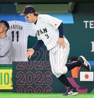 選手紹介でグラウンドに飛び出す広島・小園海斗＝８日（撮影・堀内翔）