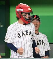 試合前にキャッチャーマスクをかぶる広島・小園海斗。後方は阪神・坂本誠志郎＝８日（撮影・堀内翔）