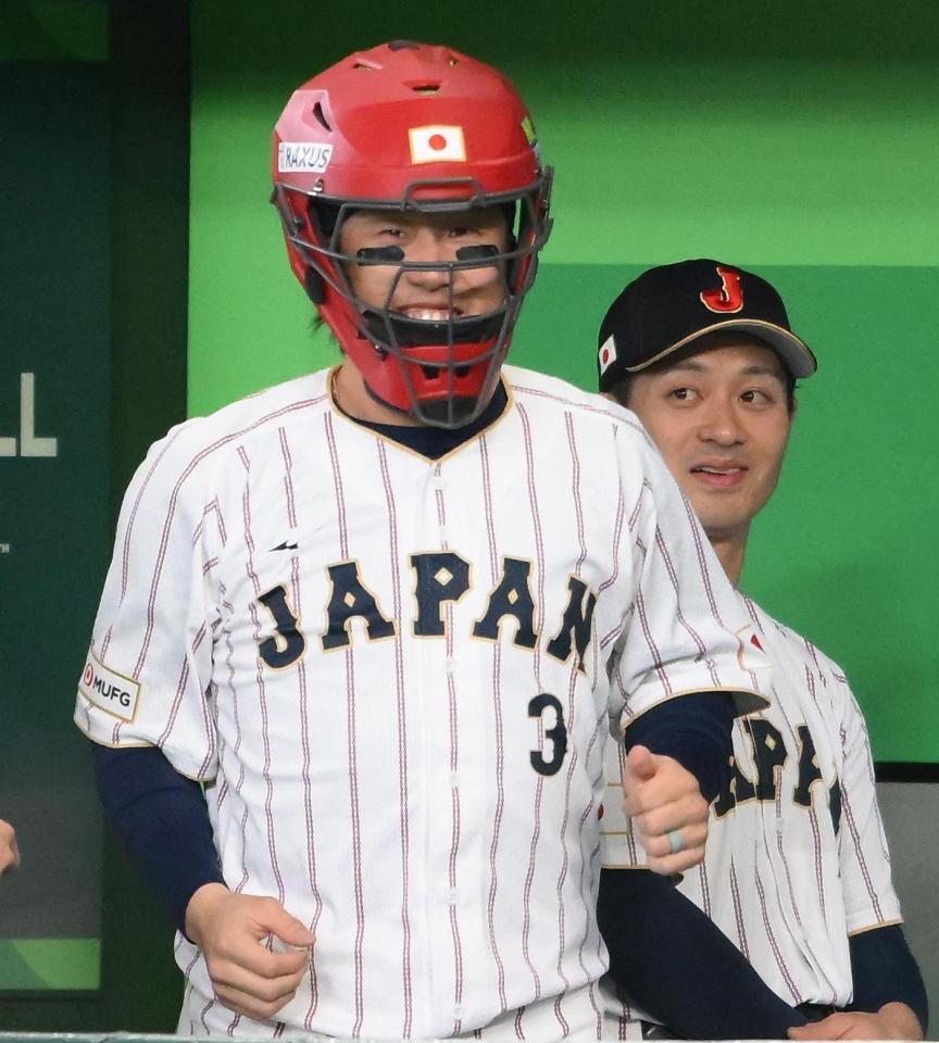 試合前、キャッチャーマスクかぶる広島・小園海斗。後方は阪神・坂本誠志郎＝８日、東京ドーム（撮影・堀内翔）