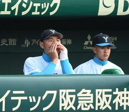 試合中、ベンチでナインに声をかける山梨学院・菰田陽生（左）＝２６日（撮影・開出牧）