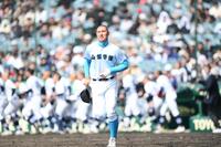 悔しさがにじみ出ていた。校歌を終えて駆け出すナインから遅れてスタンドへ向かう山梨学院の主将・菰田陽生投手＝２６日（撮影・開出牧）