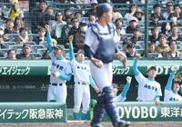 ７回、石井陽昇が勝ち越しの中前適時を放ちベンチでガッツポーズを決める菰田陽生（左端）ら山梨学院ナイン＝２６日（撮影・開出牧）