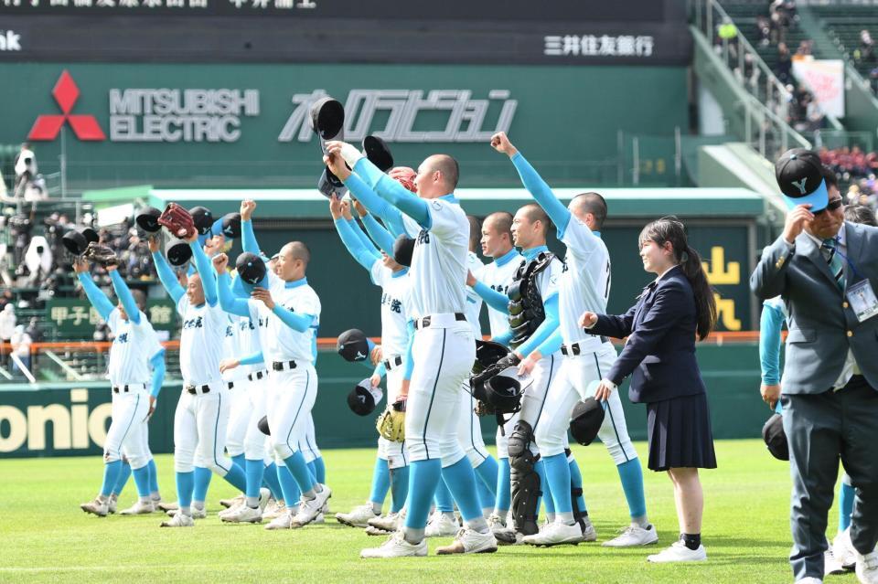 試合後、ナインとともにスタンドの祝福に応える山梨学院・菰田陽生投手（手前）＝２６日（撮影・開出牧）