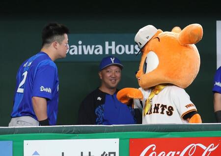 “デスターシャ”をするキッズジャビット（右）とスルーするＤｅＮＡ・牧秀悟（撮影・伊藤笙子）