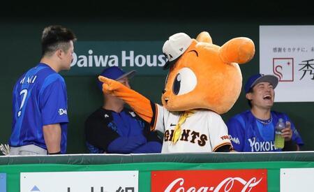 “デスターシャ”をしてくれないＤｅＮＡ・牧秀悟（左）を指さすキッズジャビット（撮影・伊藤笙子）