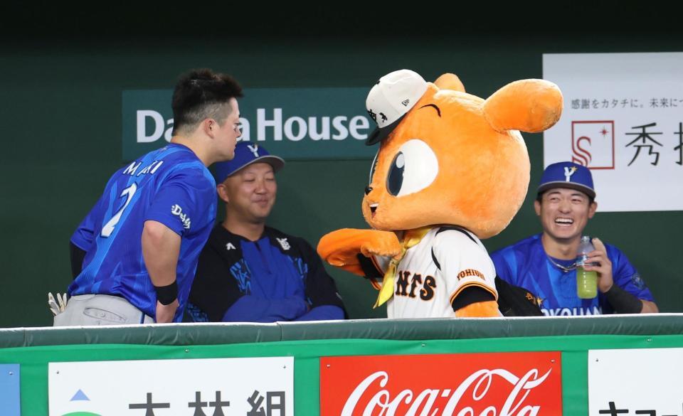 “デスターシャ”をするキッズジャビット（中央）と真顔で見つめるＤｅＮＡ・牧秀悟（左）＝撮影・伊藤笙子