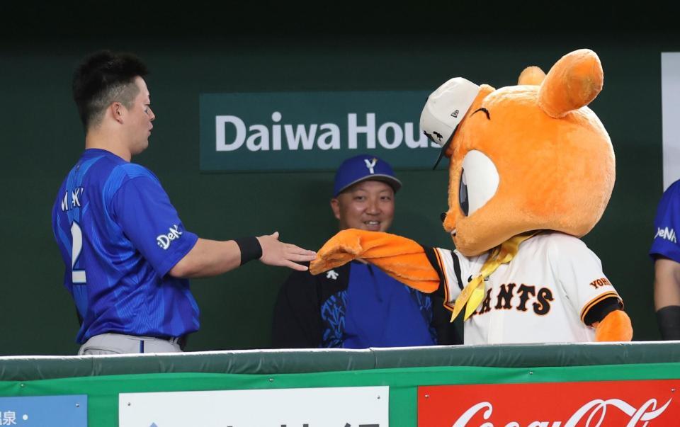 “デスターシャ”をしようと右手を前に出すＤｅＮＡ・牧秀悟（左）とキッズジャビット（撮影・伊藤笙子）