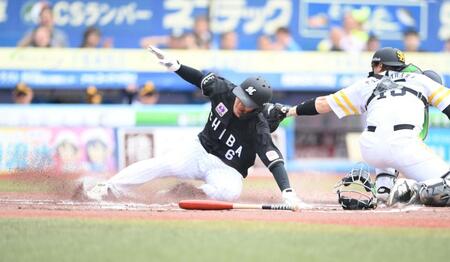 打って良し、守って良し、走って良し！１回ロッテ２死二塁、ポランコのタイムリー内野安打で先制のホームに滑り込む西川史礁（左）。捕手・谷川原健太＝ＺＯＺＯマリンスタジアム（撮影・開出牧）