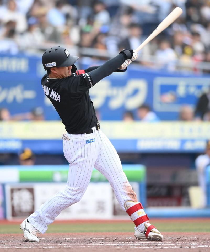 ４回ロッテ無死、右前打を放つ西川史礁＝５日、ＺＯＺＯマリンスタジアム（撮影・開出牧）