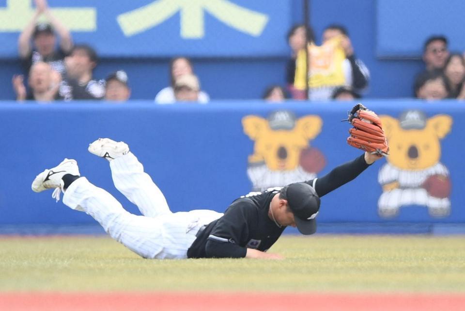 ピンチを救った！２回ソフトバンク２死満塁、周東佑京の左飛をダイビングキャッチで好捕するロッテ・西川史礁＝５日、ＺＯＺＯマリンスタジアム（撮影・開出牧）