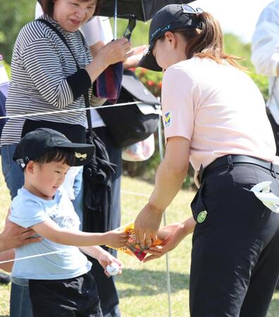 ホールアウト後、子どもから「タラタラしてんじゃねーよ」をプレゼントされ、代わりにボールをあげる渋野日向子（右）＝埼玉・石坂ＧＣ（撮影・伊藤笙子）