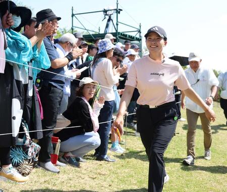 ギャラリーからの拍手を背にクラブハウスへ向かう渋野日向子＝埼玉・石坂ＧＣ（撮影・伊藤笙子）
