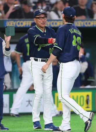 ユニホーム姿もスマートだ！今季初勝利を挙げた高梨裕稔（右）と握手を交わすヤクルト・池山隆寛監督＝１２日、東京ドーム（撮影・開出牧）