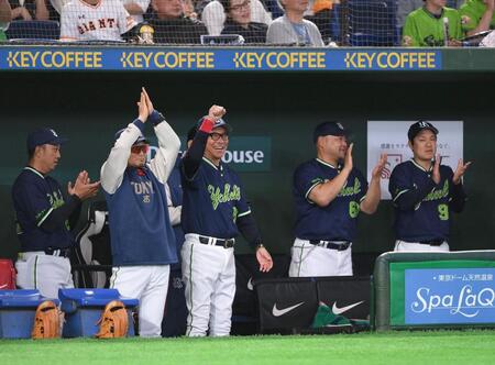 ５回ヤクルト２死二、三塁、岩田幸宏のタイムリー内野安打にガッツポーズを決めるヤクルト・池山隆寛監督（中央）＝１２日、東京ドーム（撮影・開出牧）