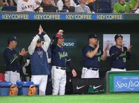 ５回ヤクルト２死二、三塁、岩田幸宏のタイムリー内野安打にガッツポーズを決めるヤクルト・池山隆寛監督（中央）＝１２日、東京ドーム（撮影・開出牧）