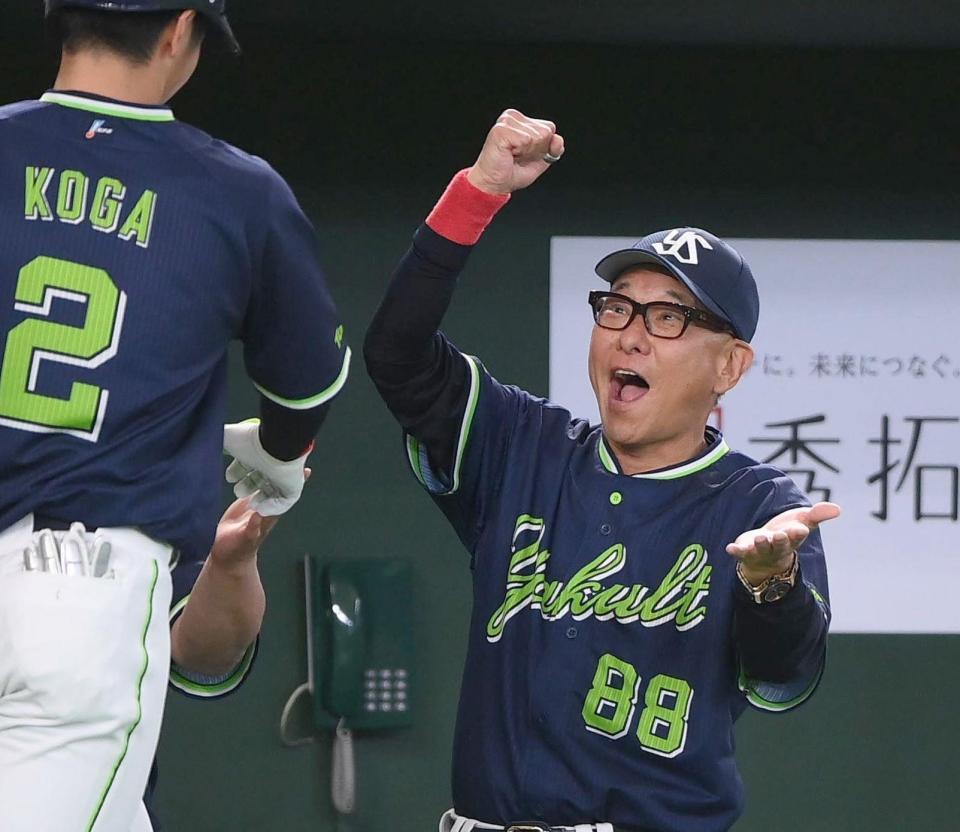画になる指揮官だ！３回ヤクルト無死一、二塁、送りバントを決めた古賀優大（左）をガッツポーズで迎えるヤクルト・池山隆寛監督＝１２日、東京ドーム（撮影・開出牧）