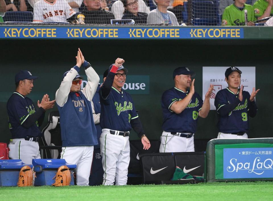 ５回ヤクルト２死二、三塁、岩田幸宏のタイムリー内野安打にガッツポーズを決めるヤクルト・池山隆寛監督（中央）＝１２日、東京ドーム（撮影・開出牧）