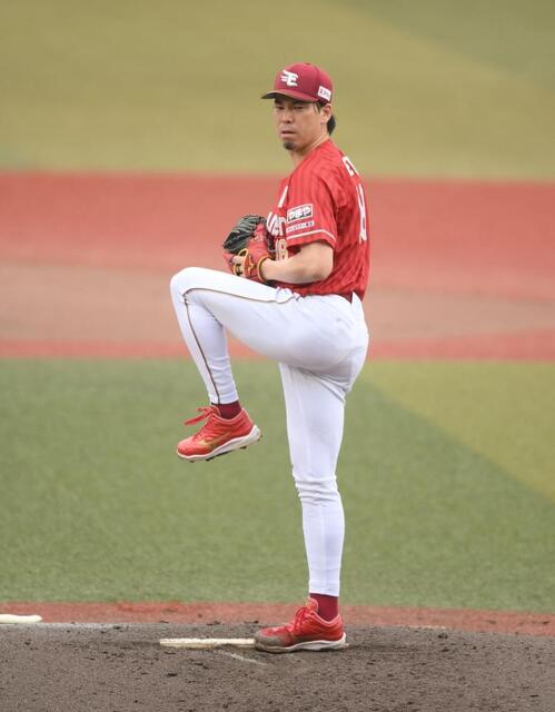 左足を挙げ軸足でまっすぐ立ちためを作る楽天・前田健太＝２９日、ＺＯＺＯマリンスタジアム（撮影・開出牧）