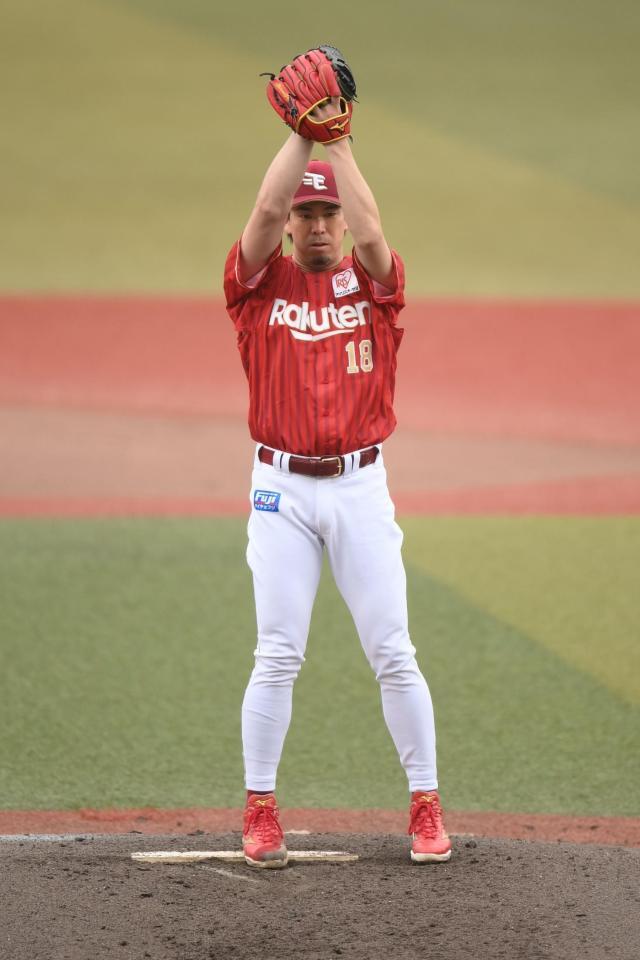 プレートに右足をかけ打者と正対する楽天・前田健太＝２９日、ＺＯＺＯマリンスタジアム（撮影・開出牧）