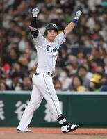 フォア・ザ・チームだ！２回西武１死一、三塁、中前適時打を放ち、ド派手なガッツポーズを決める平沢大河＝６日、ベルーナ（撮影・開出牧）