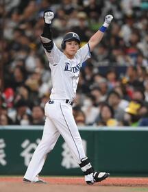 フォア・ザ・チームだ！２回西武１死一、三塁、中前適時打を放ち、ド派手なガッツポーズを決める平沢大河＝６日、ベルーナ（撮影・開出牧）