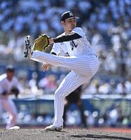 “昭和テイスト”だ！柔軟性のあるダイナミックなフォームで真っ向勝負するロッテ・広池康志郎投手＝１７日、ＺＯＺＯマリンスタジアム（撮影・開出牧）