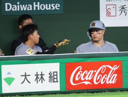 ９回、凡退した立石正広（左）の話を聞く阪神・佐藤輝明＝２４日、東京ドーム（撮影・伊藤笙子）
