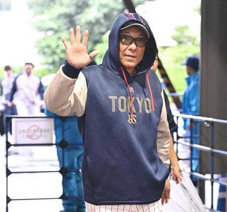 試合前の練習を見終えて、カメラマンに手を振りながらクラブハウスへ戻るヤクルト・池山隆寛監督＝３日、神宮球場（撮影・開出牧）