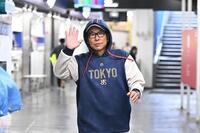 舞台裏でも変わらぬプロ魂だ！試合前、球場内の通路で待ち構えるカメラマンに手を上げて室内練習場へ向かうヤクルト・池山隆寛監督＝３日、神宮球場（撮影・開出牧）
