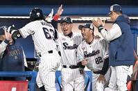 試合では笑顔とタッチで選手を鼓舞！６回ヤクルト無死、先制の左越えソロを放った増田珠（左手前）とハイタッチを交わす池山隆寛監督（右から３人目）＝３日、神宮球場（撮影・開出牧）