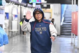 舞台裏でも変わらぬプロ魂だ！試合前、球場内の通路で待ち構えるカメラマンに手を上げて室内練習場へ向かうヤクルト・池山隆寛監督＝３日、神宮球場（撮影・開出牧）