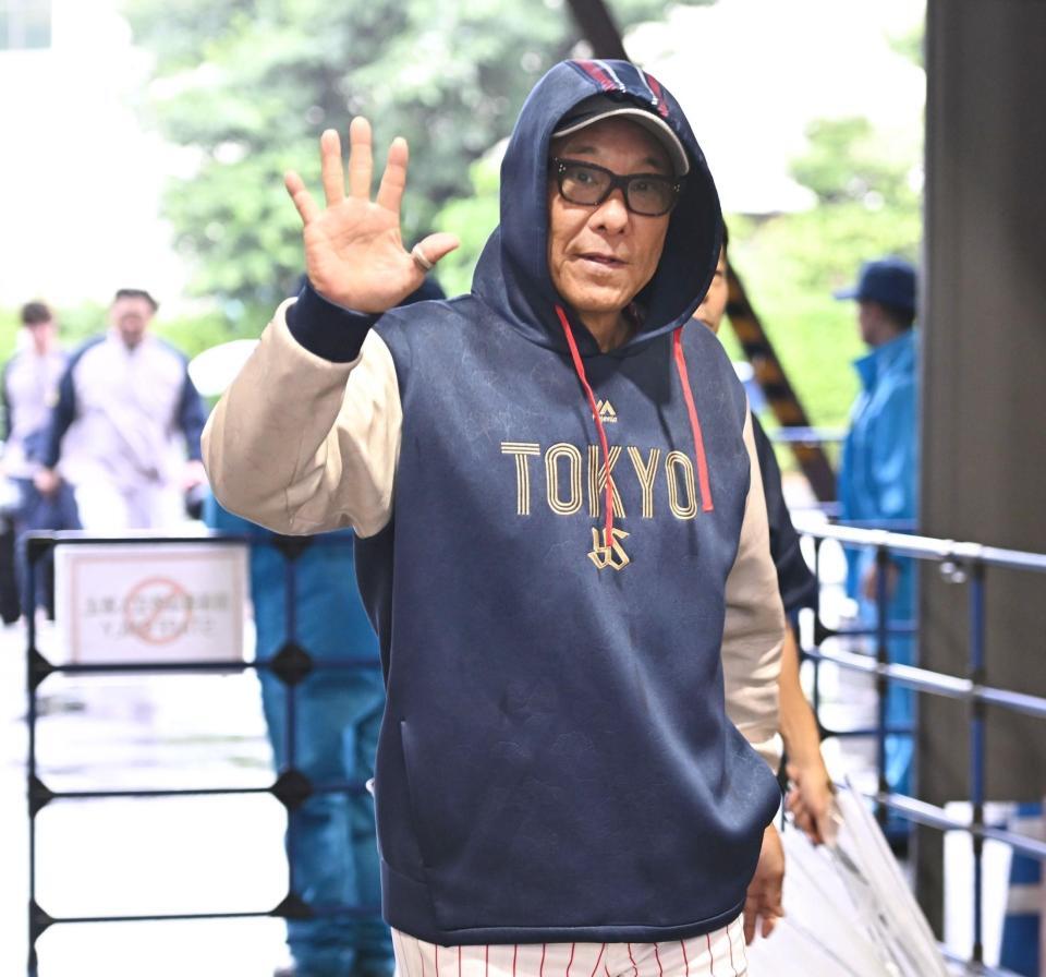 試合前の練習を見終えて、カメラマンに手を振りながらクラブハウスへ戻るヤクルト・池山隆寛監督＝３日、神宮球場（撮影・開出牧）