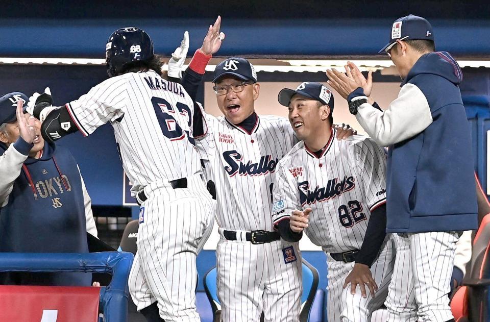 試合では笑顔とタッチで選手を鼓舞！６回ヤクルト無死、先制の左越えソロを放った増田珠（左手前）とハイタッチを交わす池山隆寛監督（右から３人目）＝３日、神宮球場（撮影・開出牧）