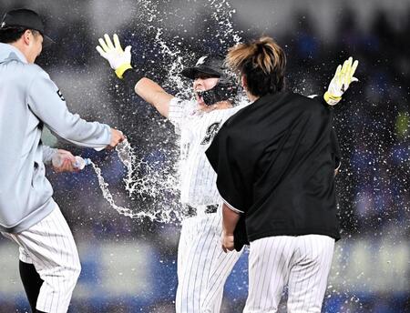 苦境を打ち破った！９回ロッテ２死二、三塁、サヨナラの右前適時打を放ち、ウォーターシャワーを浴びる山本大斗＝１２日、ＺＯＺＯマリンスタジアム（撮影・開出牧）