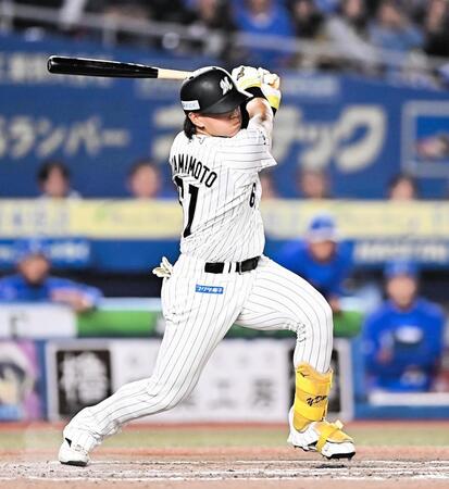 ９回ロッテ２死二、三塁、ライトへサヨナラタイムリーを放つ山本大斗＝１２日、ＺＯＺＯマリンスタジアム（撮影・開出牧）